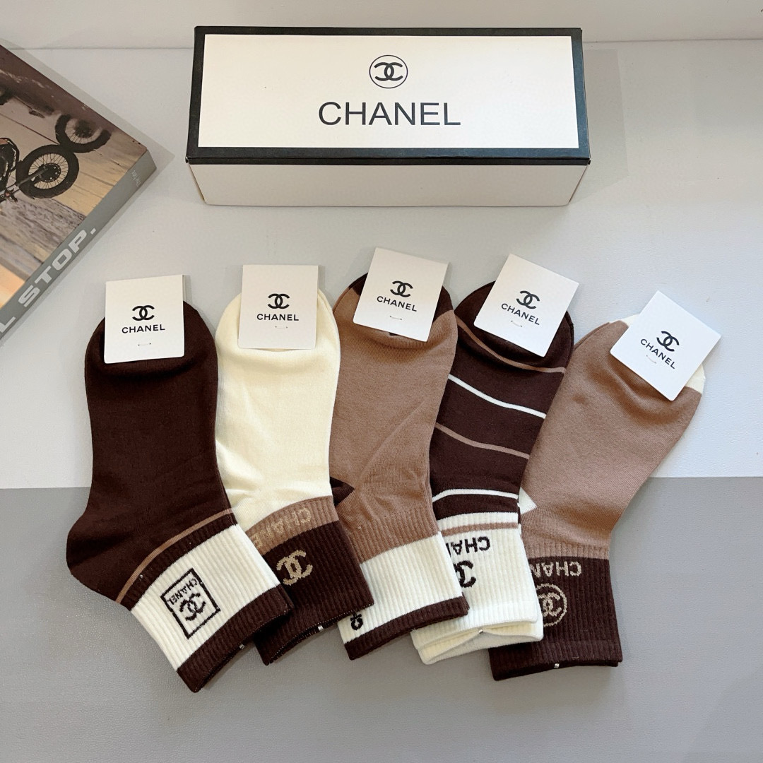 配包装（一盒5双）
CHANEL 香奈儿经典袜子❗️高版本纯棉材质柔软，秒杀市场普通货，经典的双C图案l