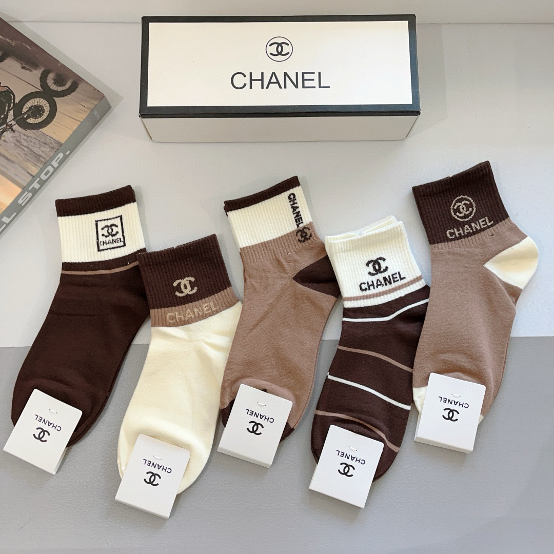配包装（一盒5双）
CHANEL 香奈儿经典袜子❗️高版本纯棉材质柔软，秒杀市场普通货，经典的双C图案l