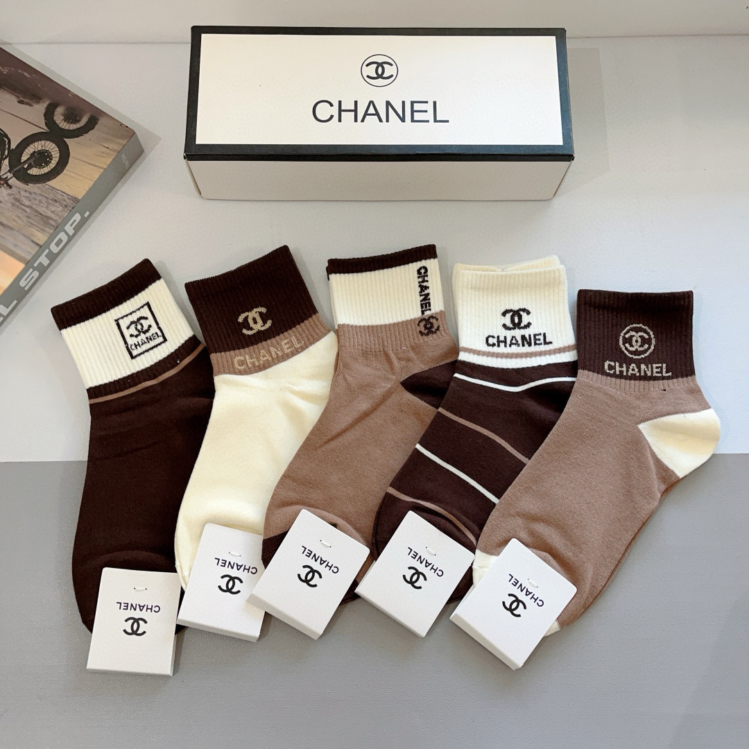 配包装（一盒5双）
CHANEL 香奈儿经典袜子❗️高版本纯棉材质柔软，秒杀市场普通货，经典的双C图案l