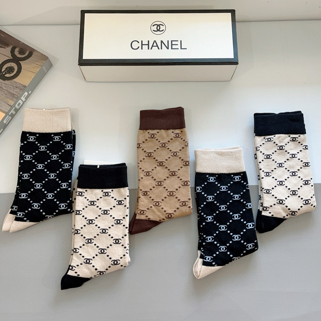 配包装（一盒5双）
CHANEL 香奈儿经典长筒袜子❗️高版本纯棉材质柔软，秒杀市场普通货，经典的双C图