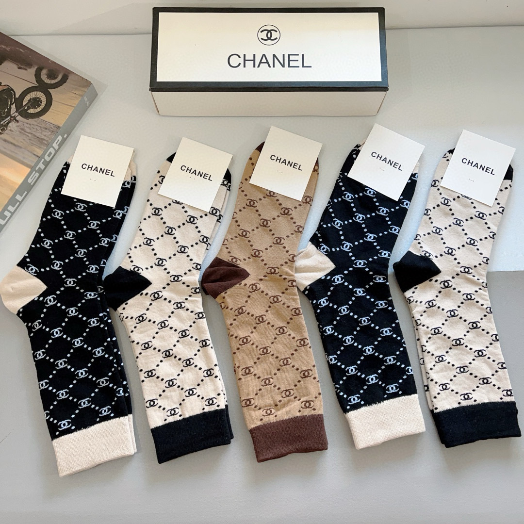 配包装（一盒5双）
CHANEL 香奈儿经典长筒袜子❗️高版本纯棉材质柔软，秒杀市场普通货，经典的双C图
