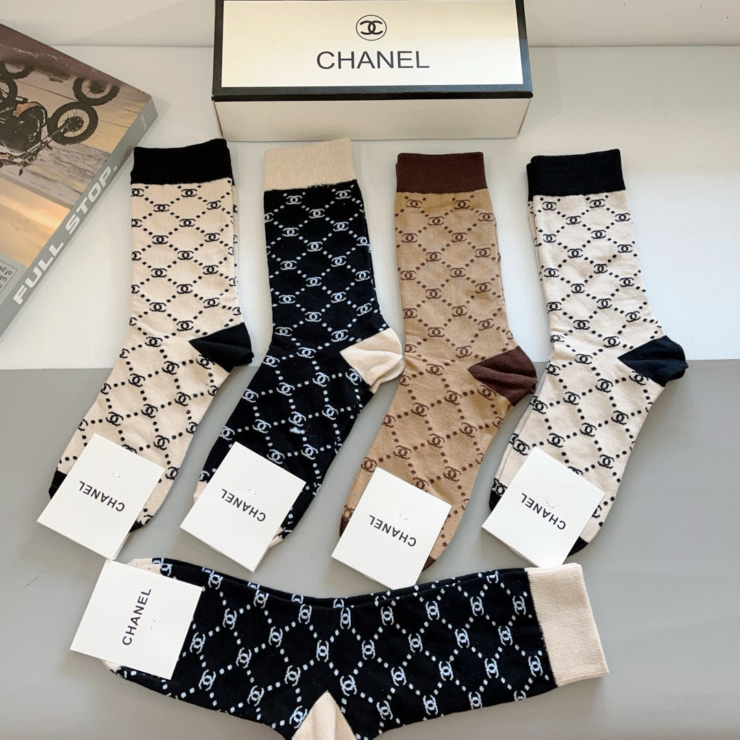 配包装（一盒5双）
CHANEL 香奈儿经典长筒袜子❗️高版本纯棉材质柔软，秒杀市场普通货，经典的双C图