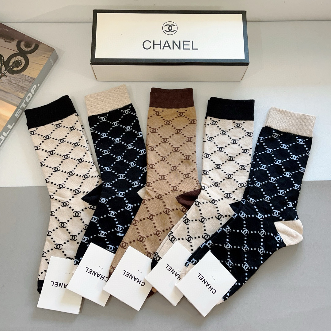 配包装（一盒5双）
CHANEL 香奈儿经典长筒袜子❗️高版本纯棉材质柔软，秒杀市场普通货，经典的双C图