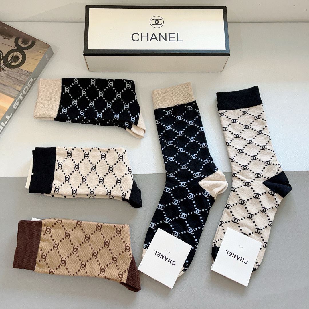 配包装（一盒5双）
CHANEL 香奈儿经典长筒袜子❗️高版本纯棉材质柔软，秒杀市场普通货，经典的双C图