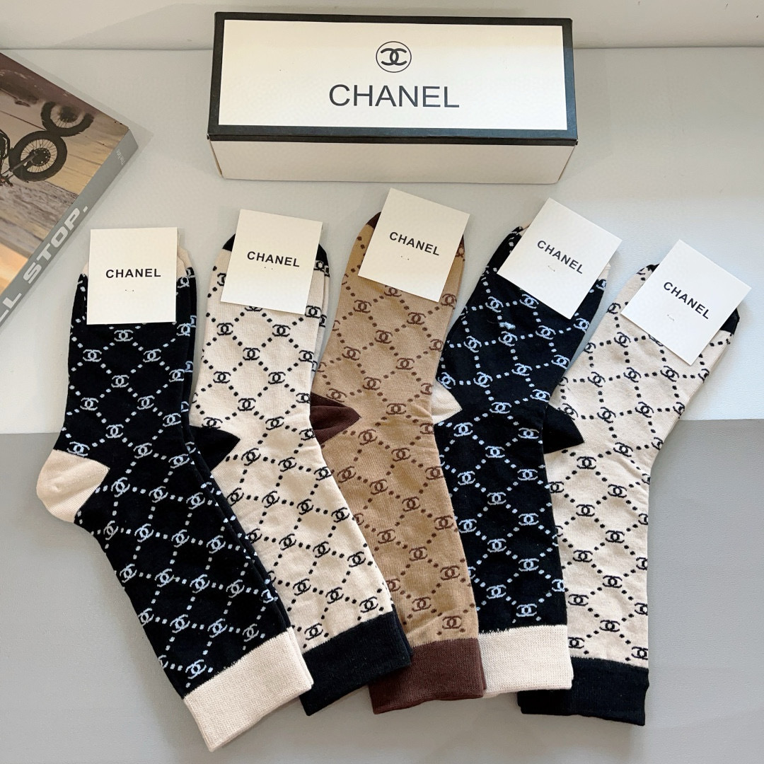 配包装（一盒5双）
CHANEL 香奈儿经典长筒袜子❗️高版本纯棉材质柔软，秒杀市场普通货，经典的双C图