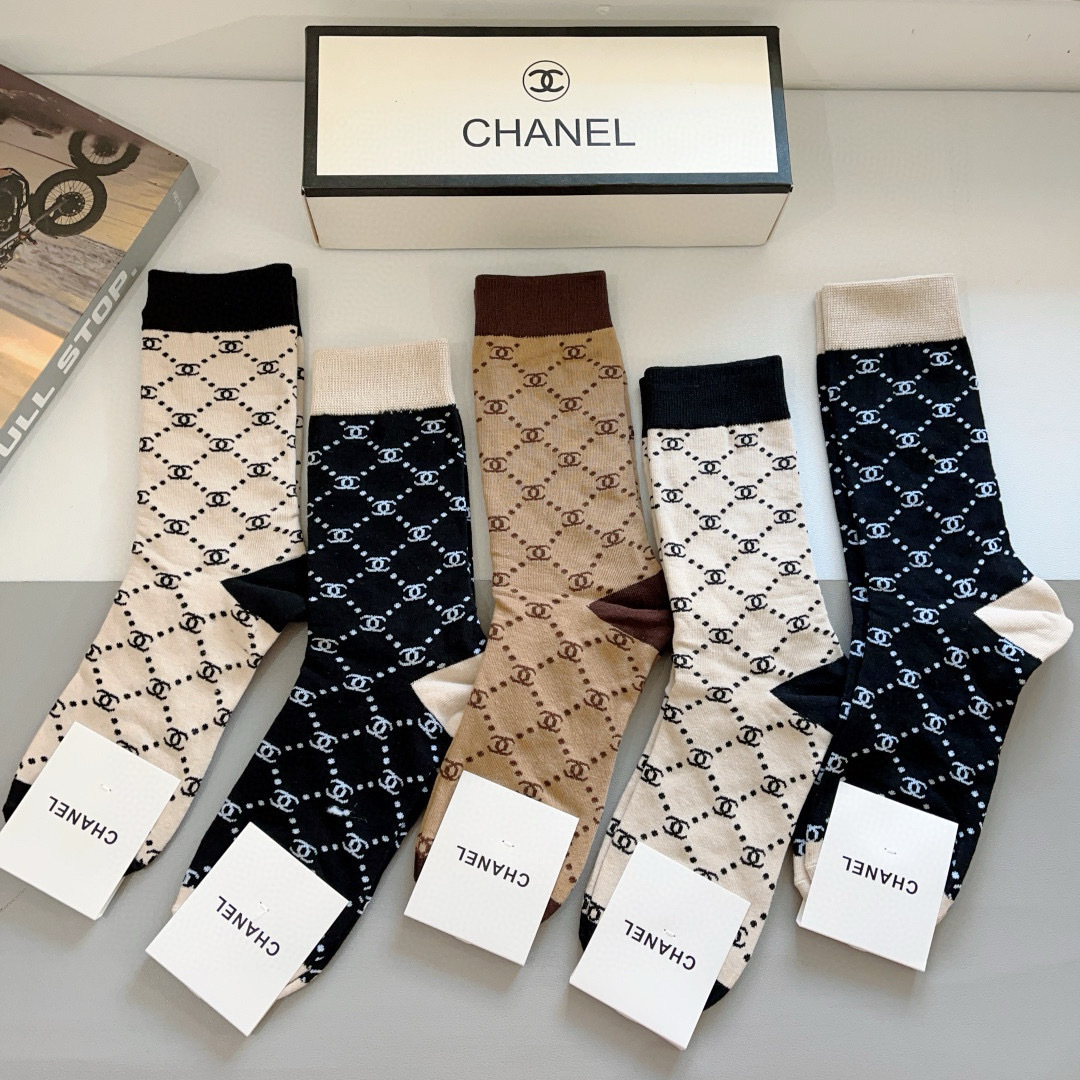 配包装（一盒5双）
CHANEL 香奈儿经典长筒袜子❗️高版本纯棉材质柔软，秒杀市场普通货，经典的双C图