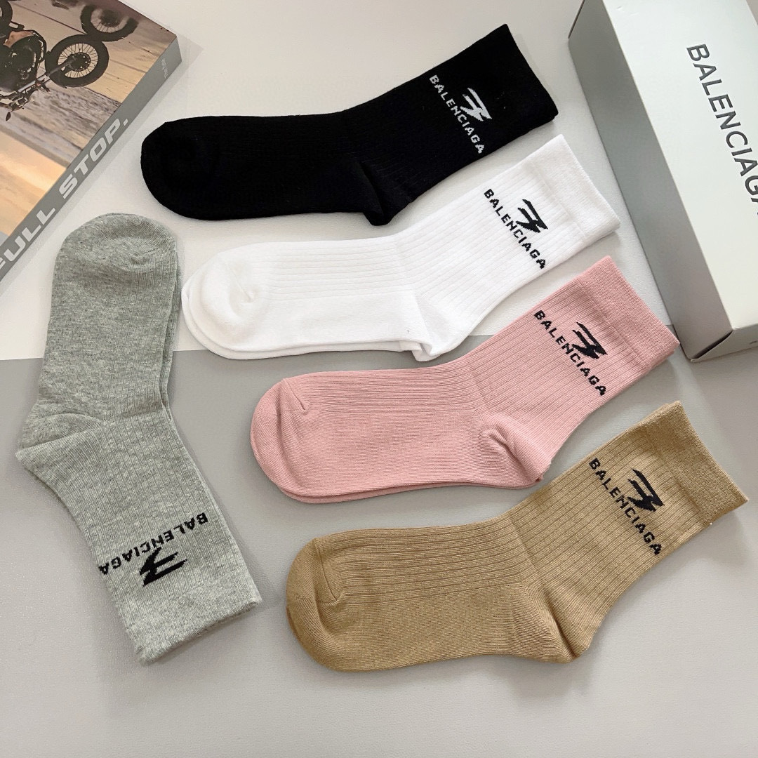 配包装【一盒5双】
BALENCIAGA 巴黎世家高版本超级柔软长筒袜子。潮人必不可少的时尚专柜代购长筒