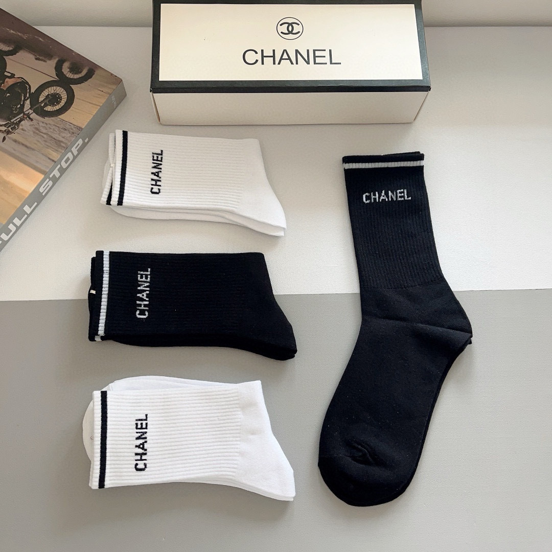 配包装（一盒4双）
CHANEL 香奈儿经典中筒袜子❗️高版本纯棉材质柔软，秒杀市场普通货，经典的双C图