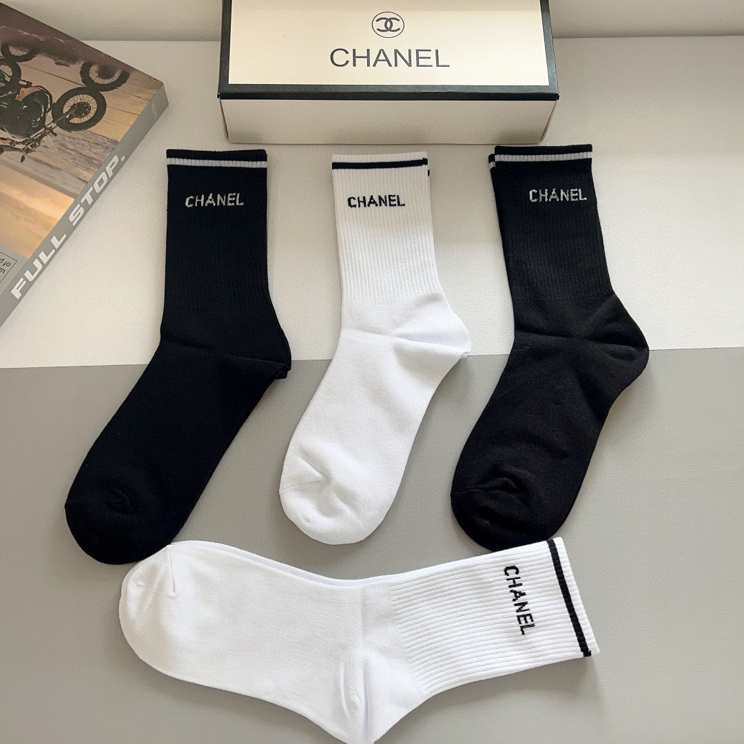 配包装（一盒4双）
CHANEL 香奈儿经典中筒袜子❗️高版本纯棉材质柔软，秒杀市场普通货，经典的双C图
