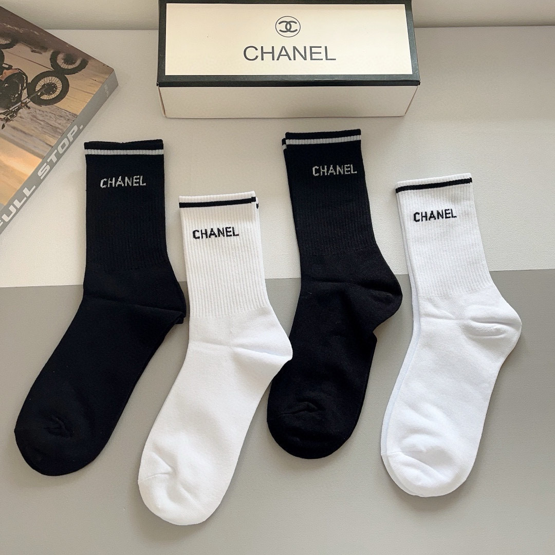 配包装（一盒4双）
CHANEL 香奈儿经典中筒袜子❗️高版本纯棉材质柔软，秒杀市场普通货，经典的双C图