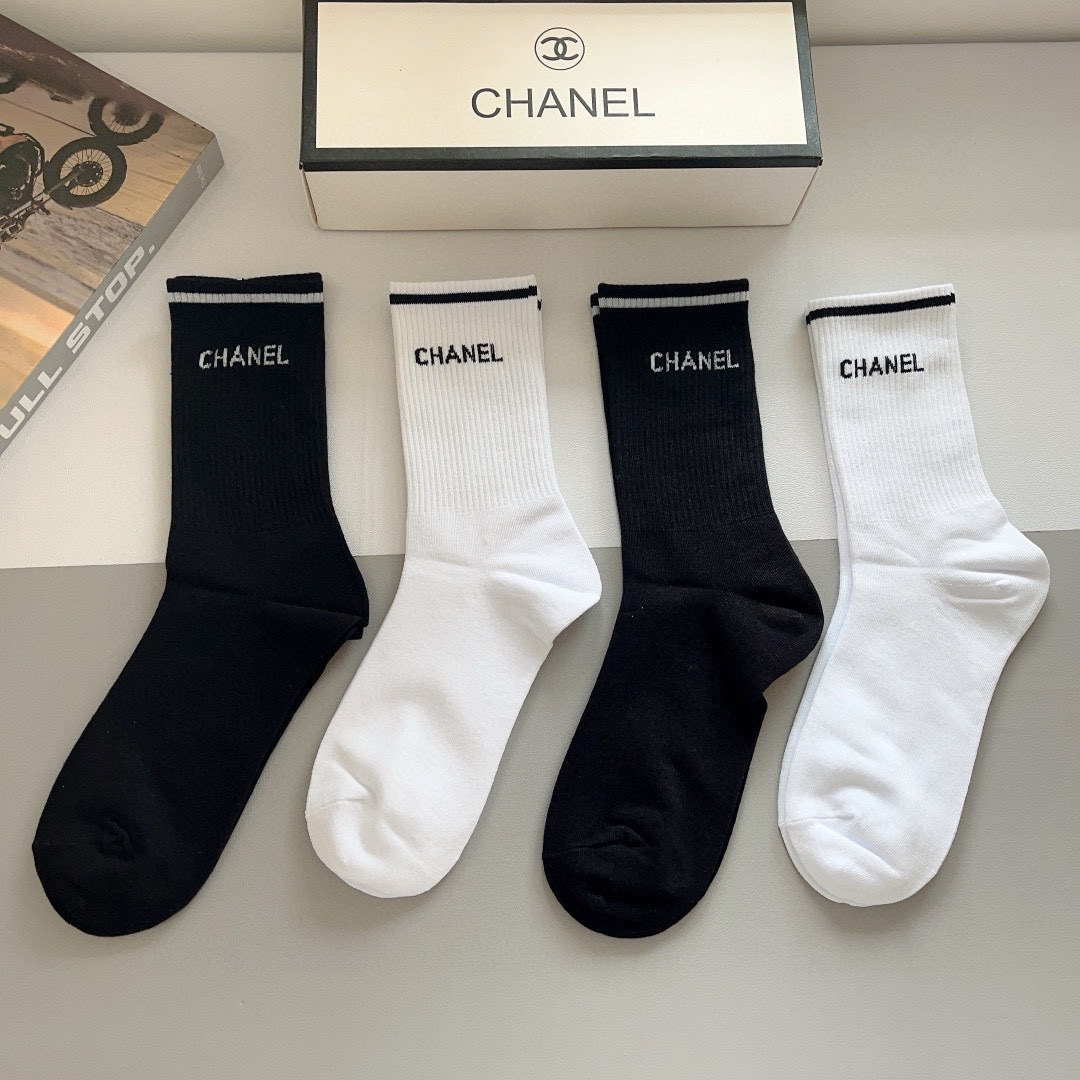 配包装（一盒4双）
CHANEL 香奈儿经典中筒袜子❗️高版本纯棉材质柔软，秒杀市场普通货，经典的双C图
