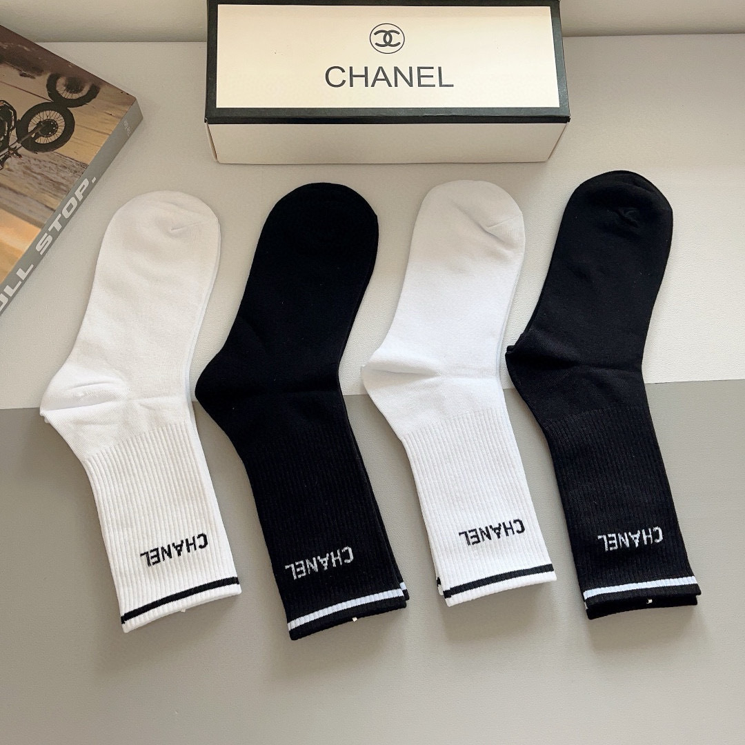 配包装（一盒4双）
CHANEL 香奈儿经典中筒袜子❗️高版本纯棉材质柔软，秒杀市场普通货，经典的双C图