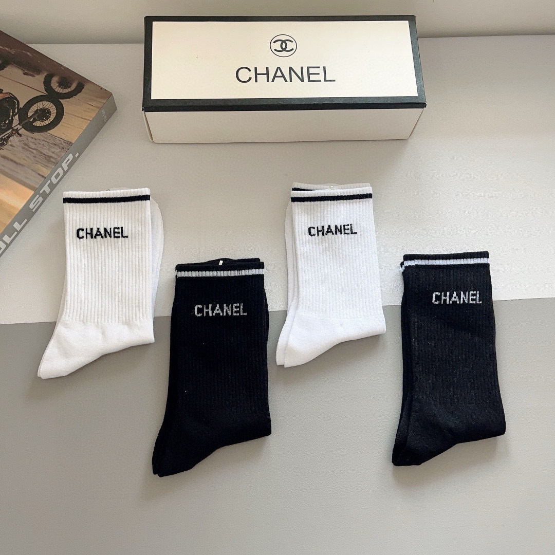 配包装（一盒4双）
CHANEL 香奈儿经典中筒袜子❗️高版本纯棉材质柔软，秒杀市场普通货，经典的双C图