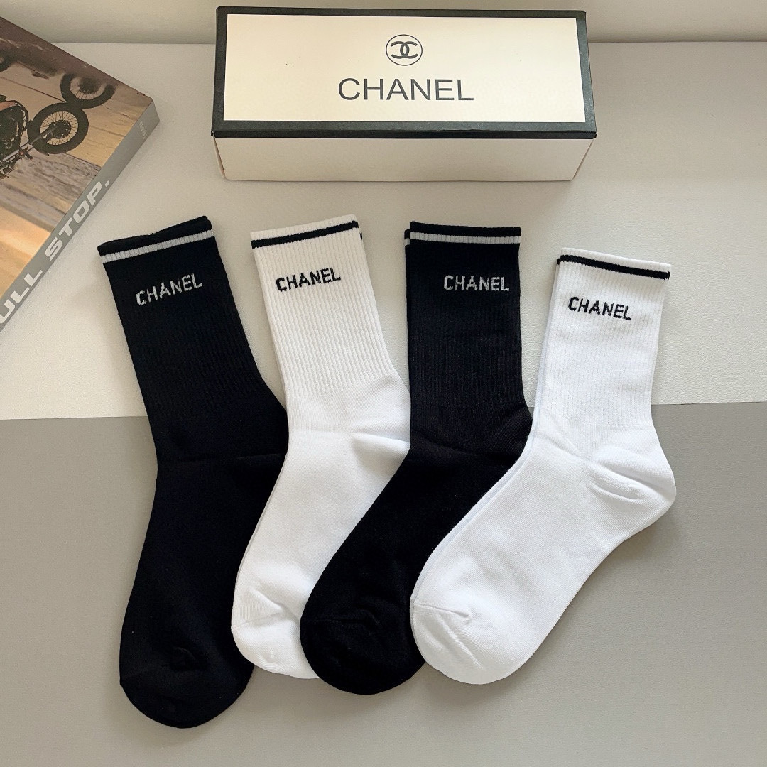 配包装（一盒4双）
CHANEL 香奈儿经典中筒袜子❗️高版本纯棉材质柔软，秒杀市场普通货，经典的双C图