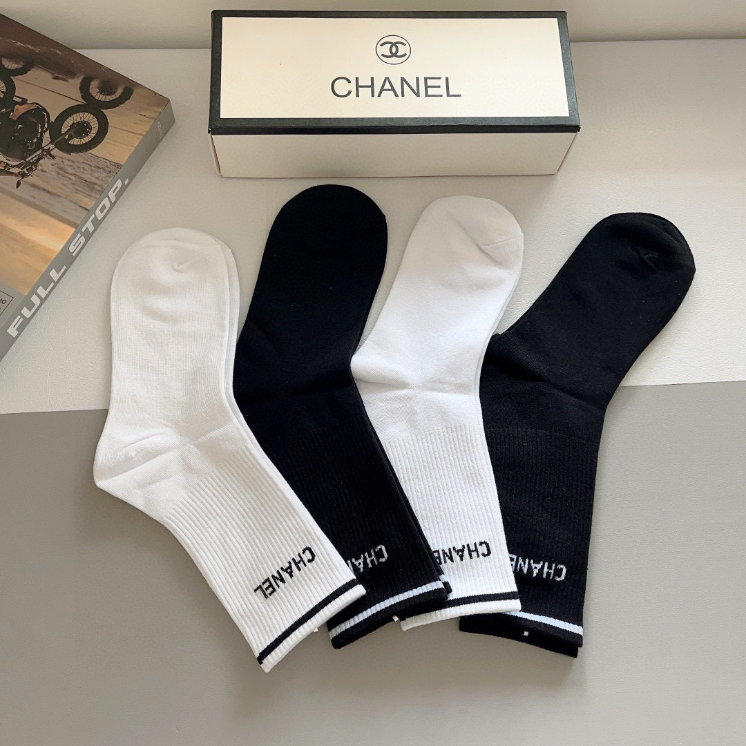 配包装（一盒4双）
CHANEL 香奈儿经典中筒袜子❗️高版本纯棉材质柔软，秒杀市场普通货，经典的双C图