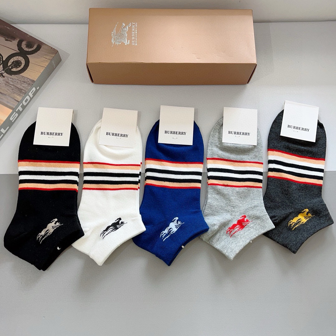 配包装（一盒5双） 
🌟 BURBERRY 巴宝莉超火爆小单品，经典字母logo船袜，个性时尚百搭款，！