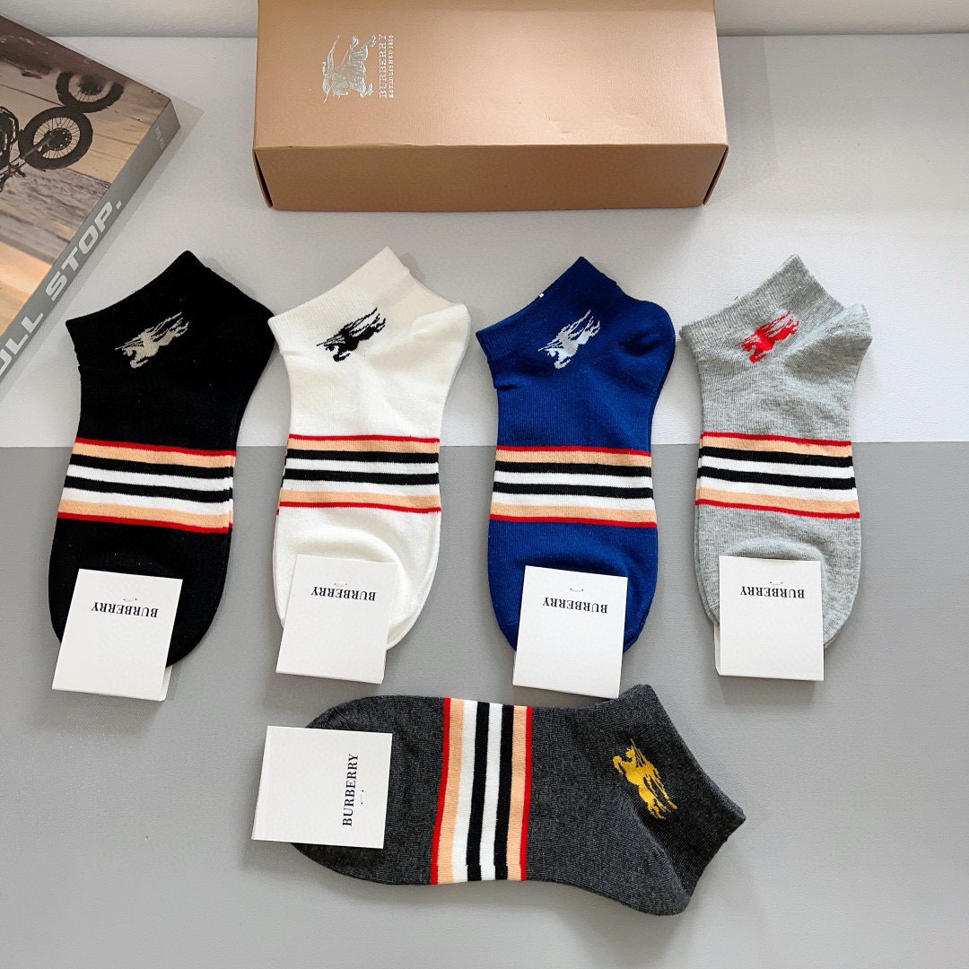 配包装（一盒5双） 
🌟 BURBERRY 巴宝莉超火爆小单品，经典字母logo船袜，个性时尚百搭款，！