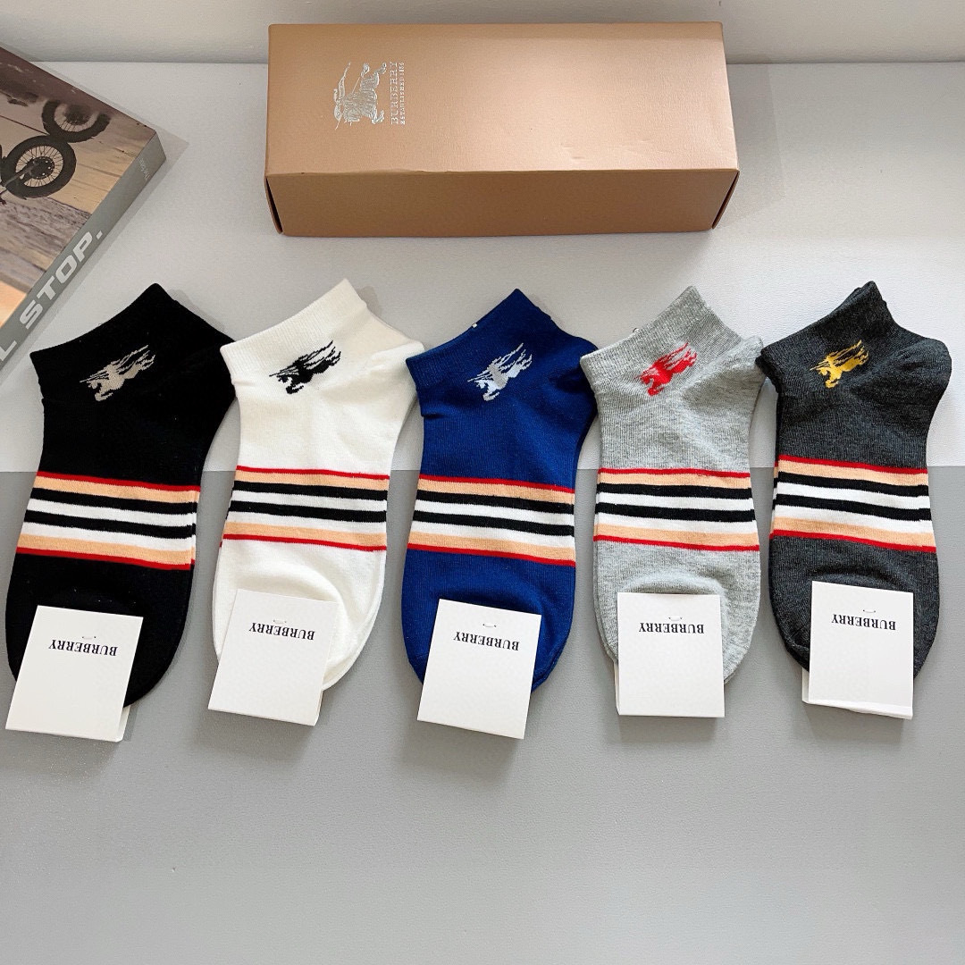 配包装（一盒5双） 
🌟 BURBERRY 巴宝莉超火爆小单品，经典字母logo船袜，个性时尚百搭款，！