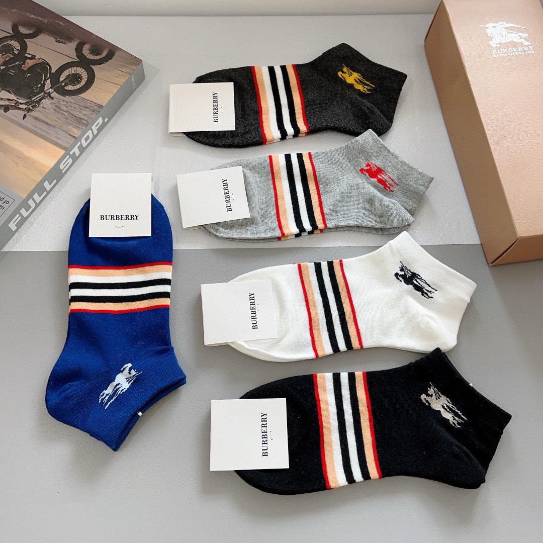 配包装（一盒5双） 
🌟 BURBERRY 巴宝莉超火爆小单品，经典字母logo船袜，个性时尚百搭款，！