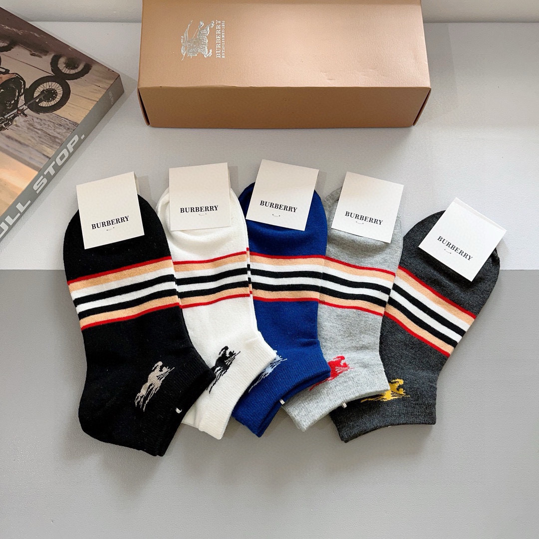 配包装（一盒5双） 
🌟 BURBERRY 巴宝莉超火爆小单品，经典字母logo船袜，个性时尚百搭款，！