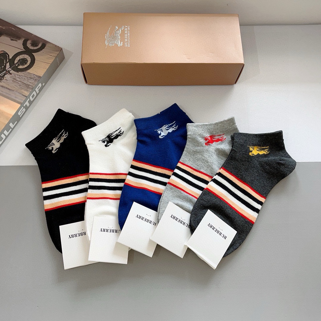 配包装（一盒5双） 
🌟 BURBERRY 巴宝莉超火爆小单品，经典字母logo船袜，个性时尚百搭款，！