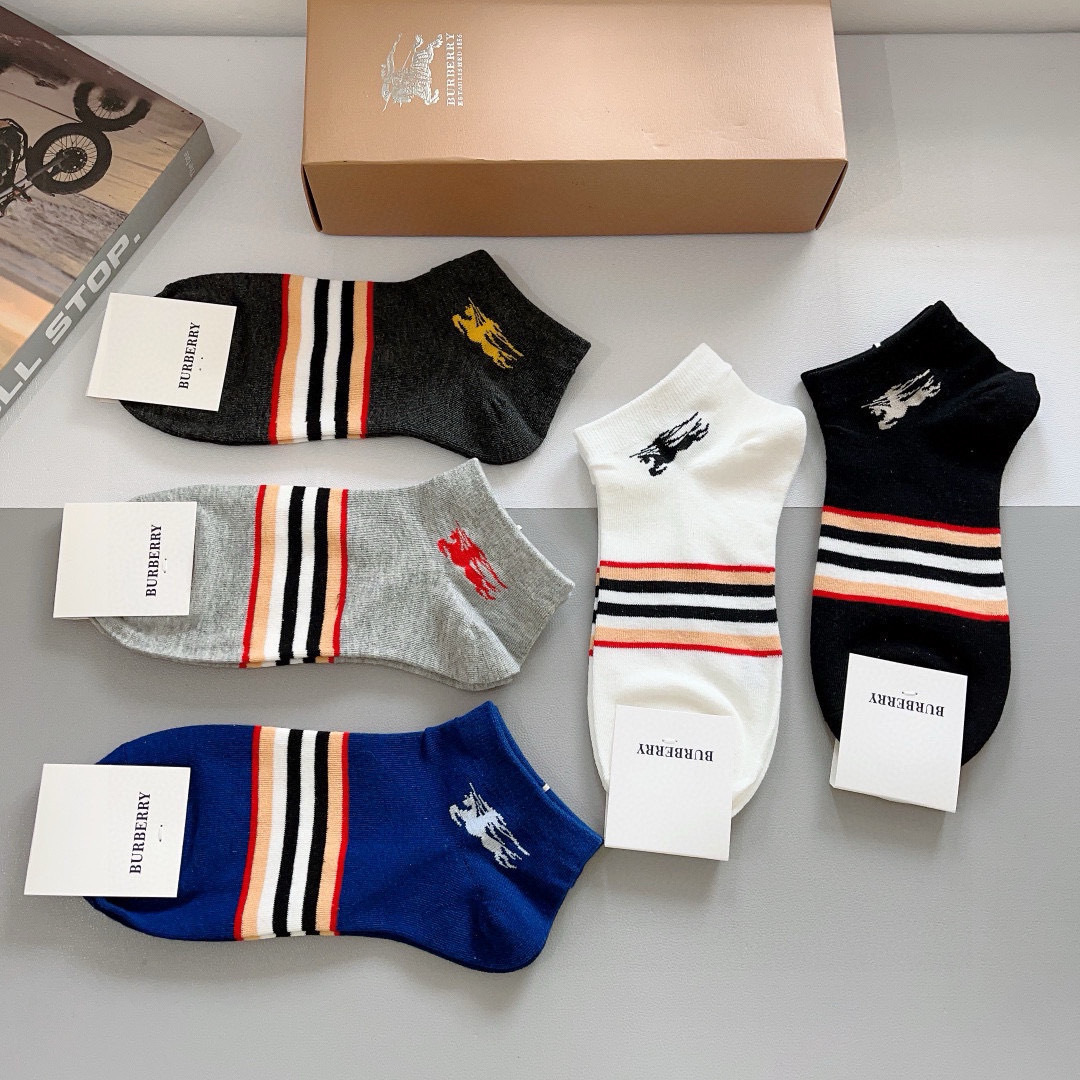配包装（一盒5双） 
🌟 BURBERRY 巴宝莉超火爆小单品，经典字母logo船袜，个性时尚百搭款，！