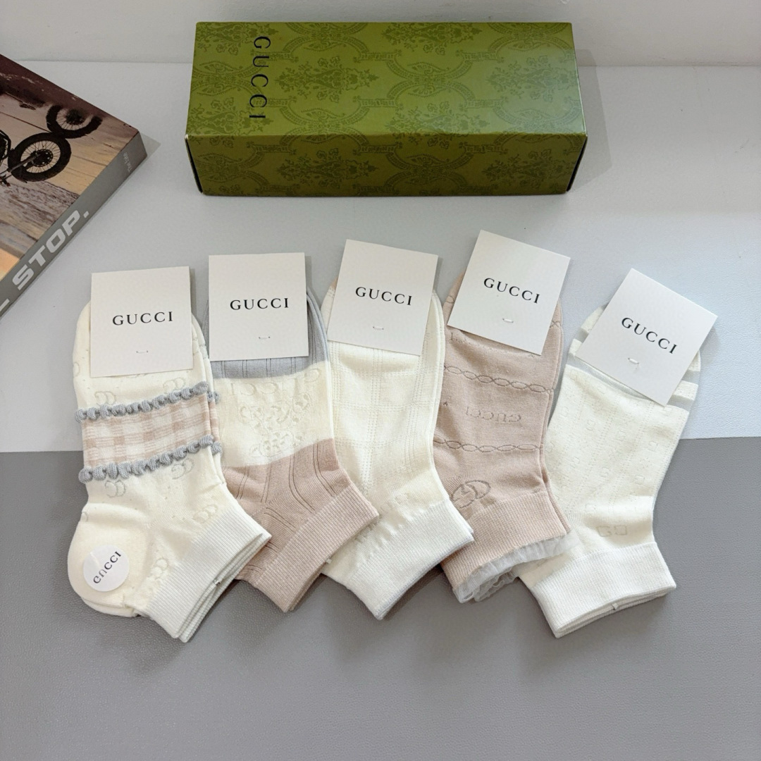 配包装【一盒5双】
Gucci （古奇）高品质。新款竹棉袜子❗️短筒袜子，ins明星网红推荐❗️火爆至极