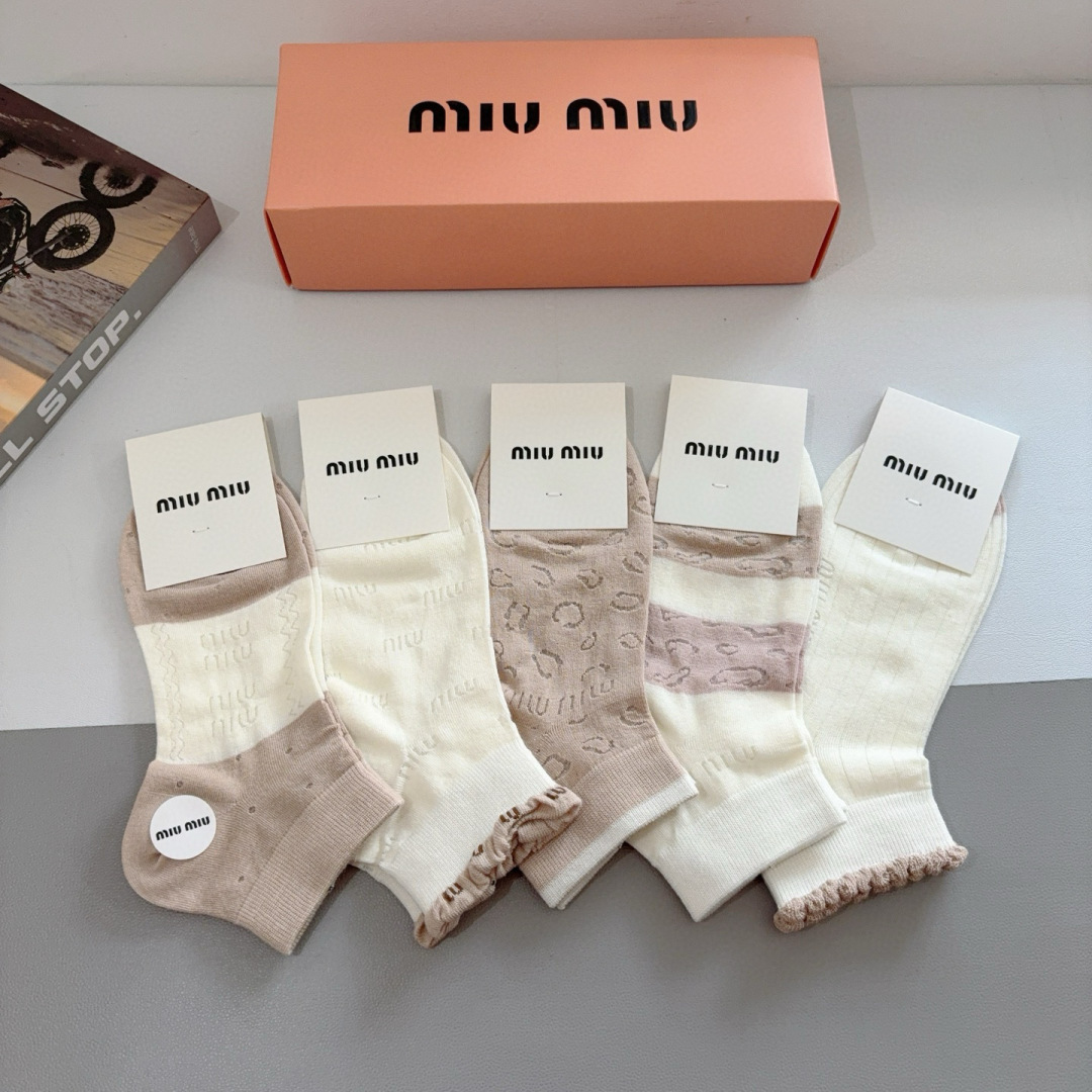 配包装【一盒5双】
miumiu · 缪缪 高品质。新款竹棉袜子❗️短筒袜子，ins明星网红推荐❗️火爆