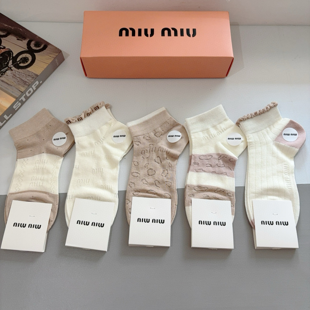 配包装【一盒5双】
miumiu · 缪缪 高品质。新款竹棉袜子❗️短筒袜子，ins明星网红推荐❗️火爆