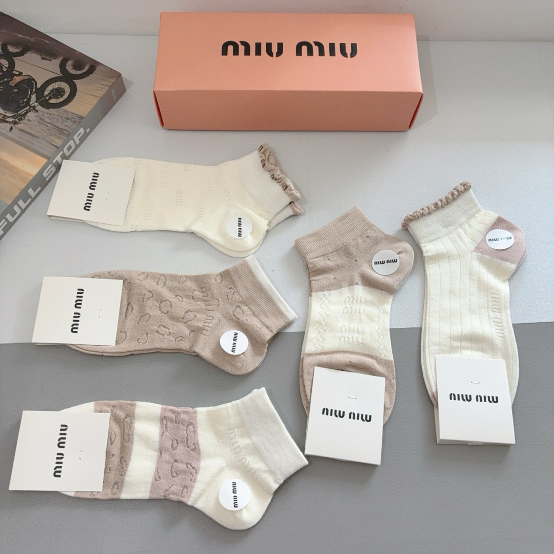 配包装【一盒5双】
miumiu · 缪缪 高品质。新款竹棉袜子❗️短筒袜子，ins明星网红推荐❗️火爆