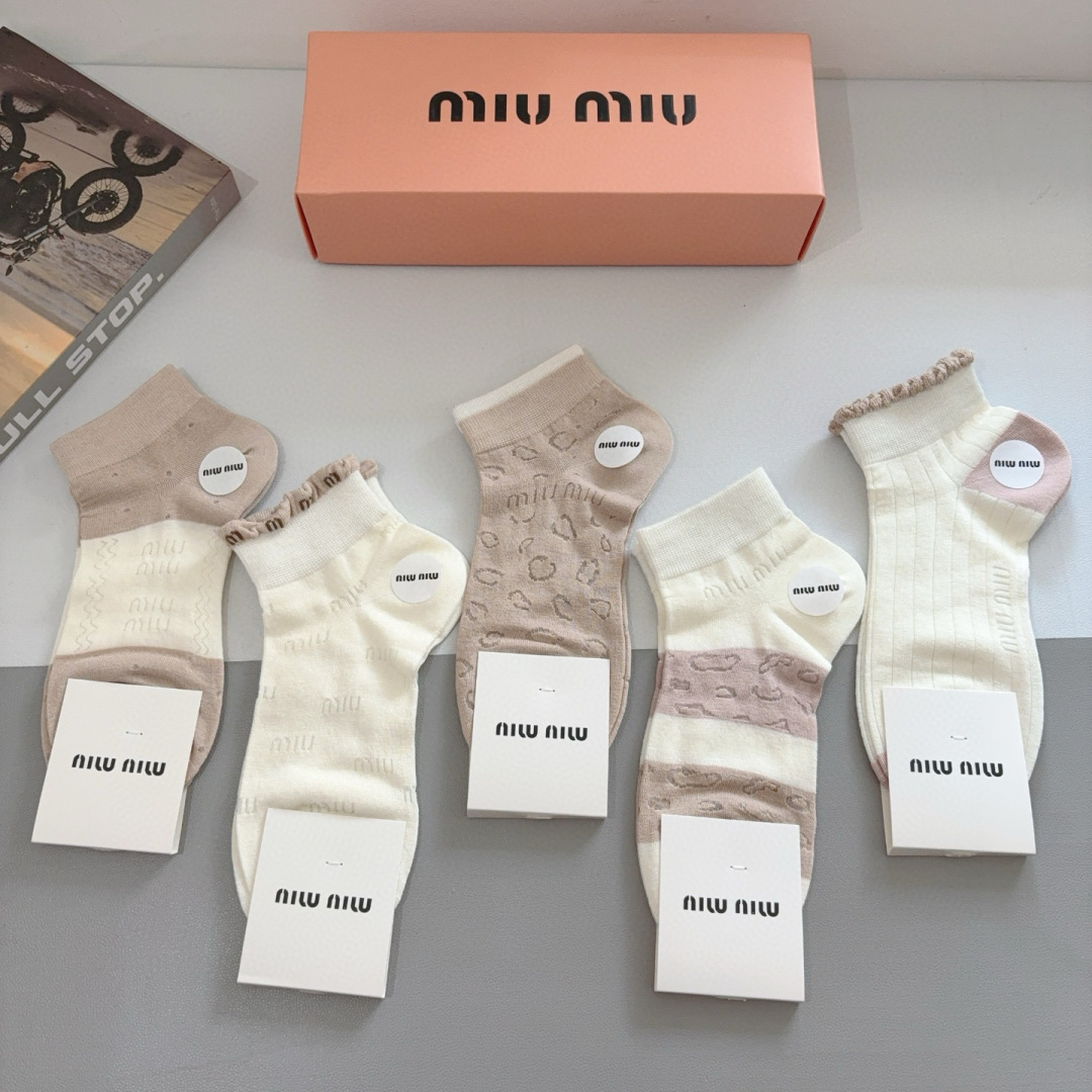 配包装【一盒5双】
miumiu · 缪缪 高品质。新款竹棉袜子❗️短筒袜子，ins明星网红推荐❗️火爆
