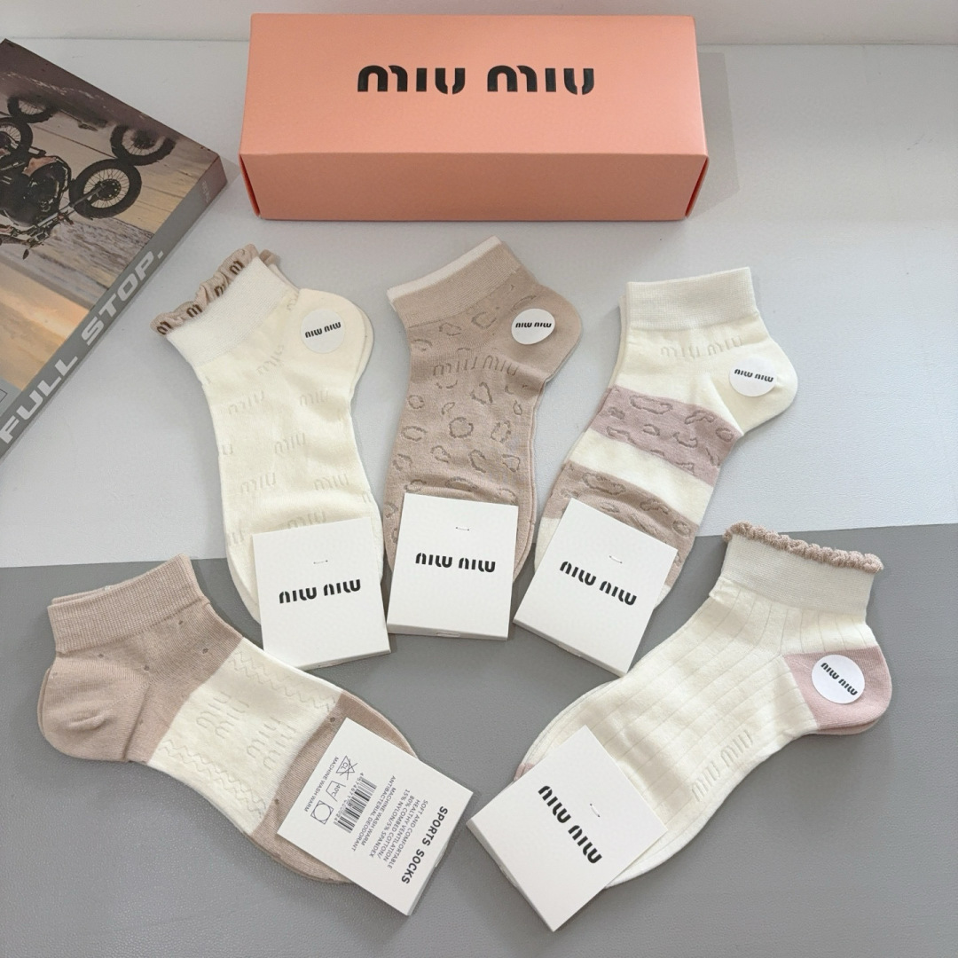 配包装【一盒5双】
miumiu · 缪缪 高品质。新款竹棉袜子❗️短筒袜子，ins明星网红推荐❗️火爆