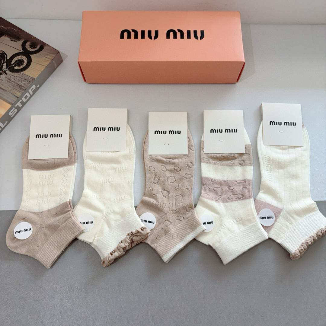 配包装【一盒5双】
miumiu · 缪缪 高品质。新款竹棉袜子❗️短筒袜子，ins明星网红推荐❗️火爆
