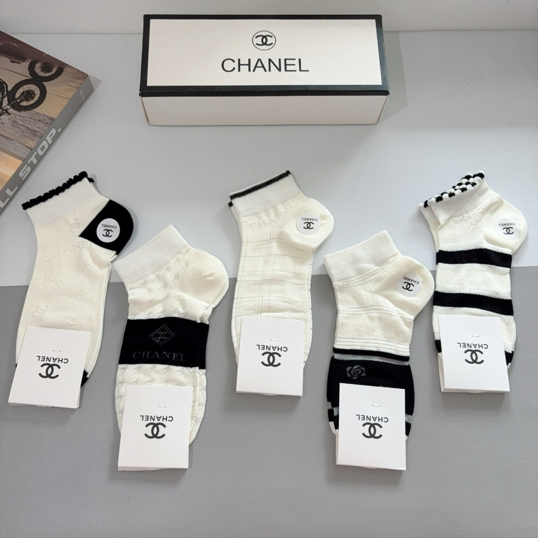 配包装（一盒5双）
CHANEL 香奈儿经典袜子❗️高版本竹棉材质柔软，秒杀市场普通货，经典的双C图案l