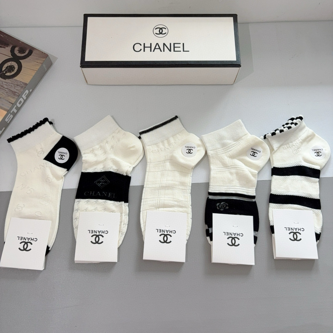 配包装（一盒5双）
CHANEL 香奈儿经典袜子❗️高版本竹棉材质柔软，秒杀市场普通货，经典的双C图案l