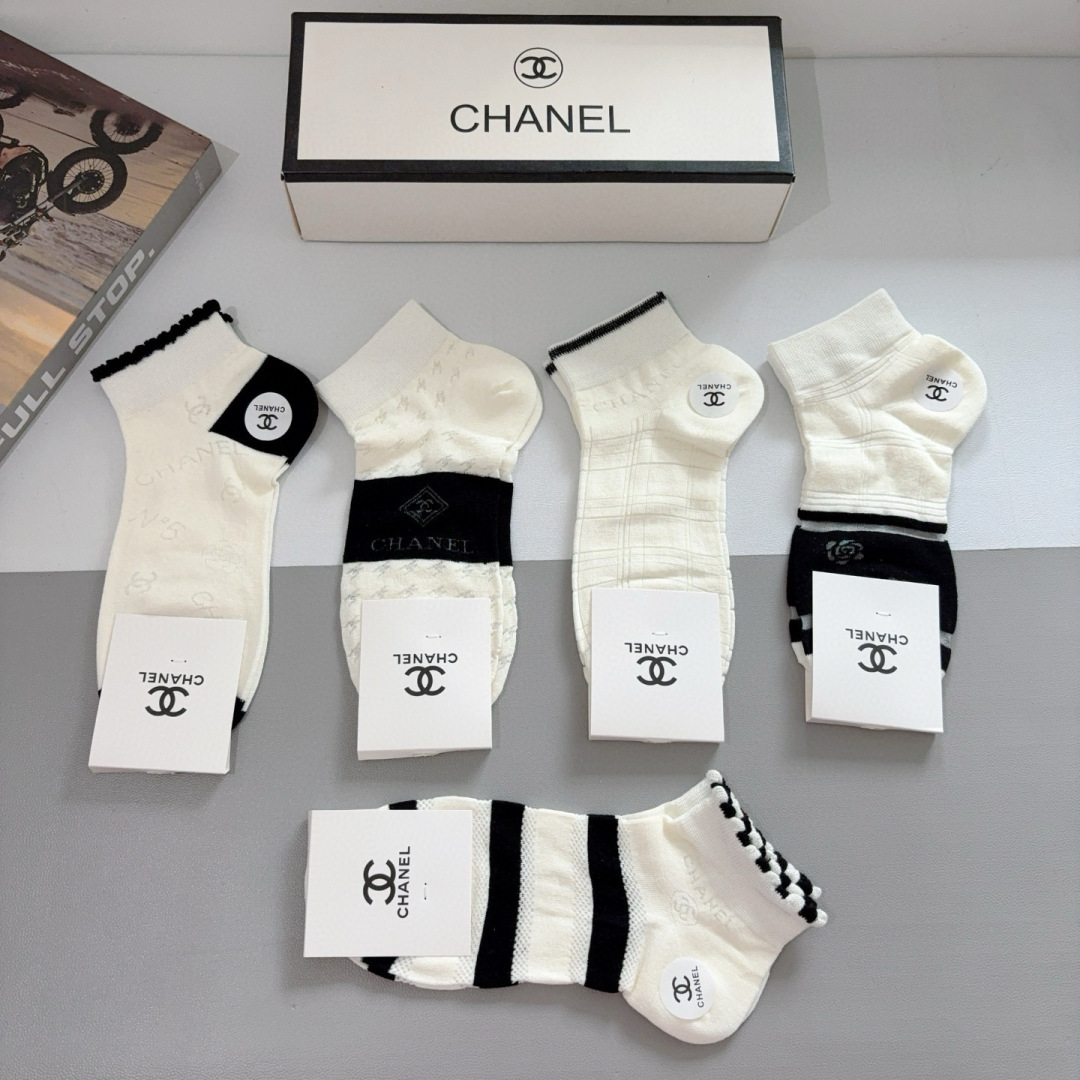 配包装（一盒5双）
CHANEL 香奈儿经典袜子❗️高版本竹棉材质柔软，秒杀市场普通货，经典的双C图案l