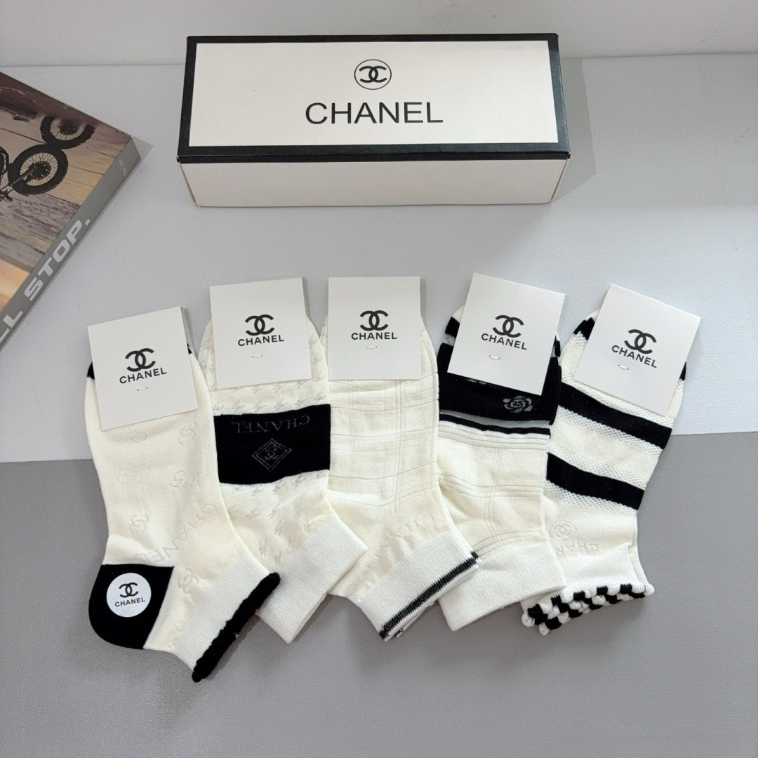 配包装（一盒5双）
CHANEL 香奈儿经典袜子❗️高版本竹棉材质柔软，秒杀市场普通货，经典的双C图案l