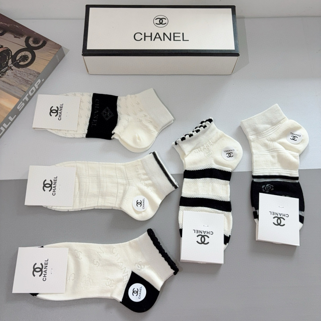配包装（一盒5双）
CHANEL 香奈儿经典袜子❗️高版本竹棉材质柔软，秒杀市场普通货，经典的双C图案l