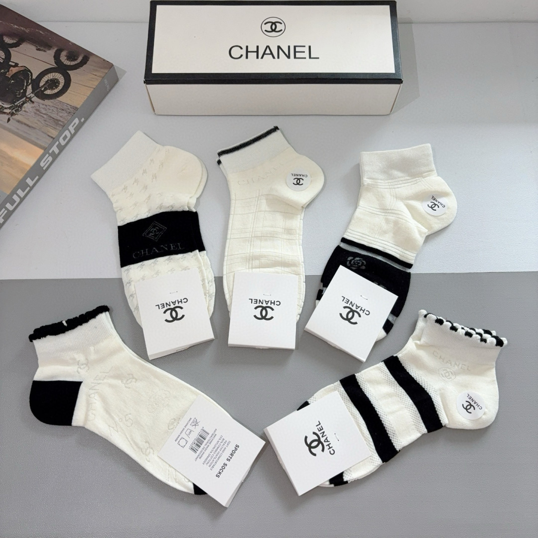 配包装（一盒5双）
CHANEL 香奈儿经典袜子❗️高版本竹棉材质柔软，秒杀市场普通货，经典的双C图案l