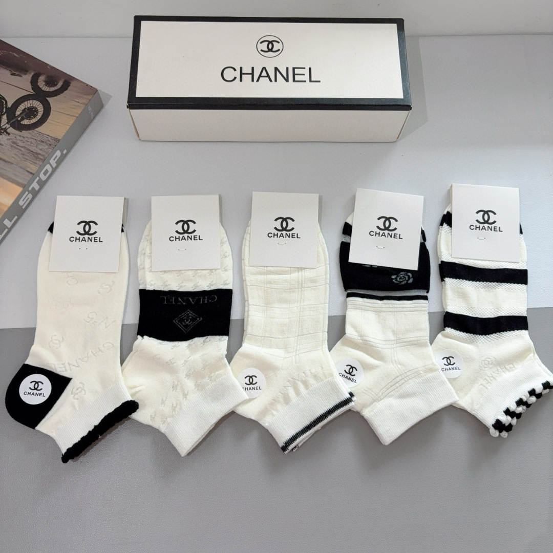 配包装（一盒5双）
CHANEL 香奈儿经典袜子❗️高版本竹棉材质柔软，秒杀市场普通货，经典的双C图案l