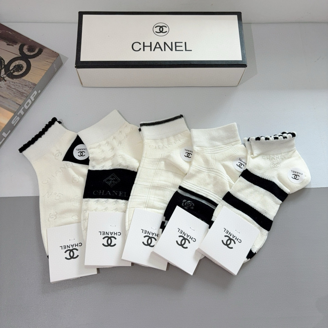 配包装（一盒5双）
CHANEL 香奈儿经典袜子❗️高版本竹棉材质柔软，秒杀市场普通货，经典的双C图案l