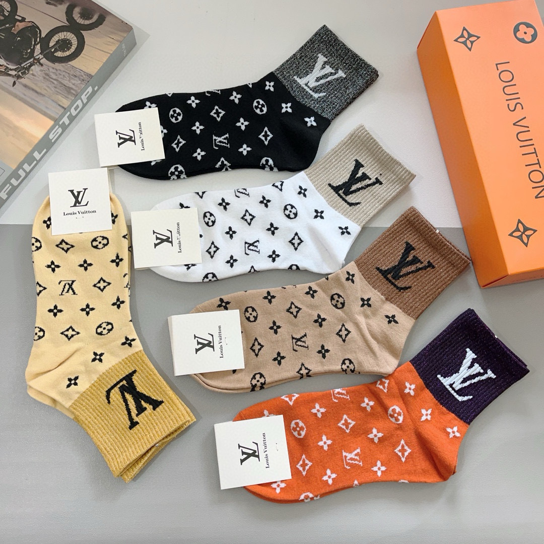 配包装（一盒5双）
 🌟 LV 路易威登袜子 超火爆小单品，经典字母logo中筒袜，个性时尚百搭款，你值