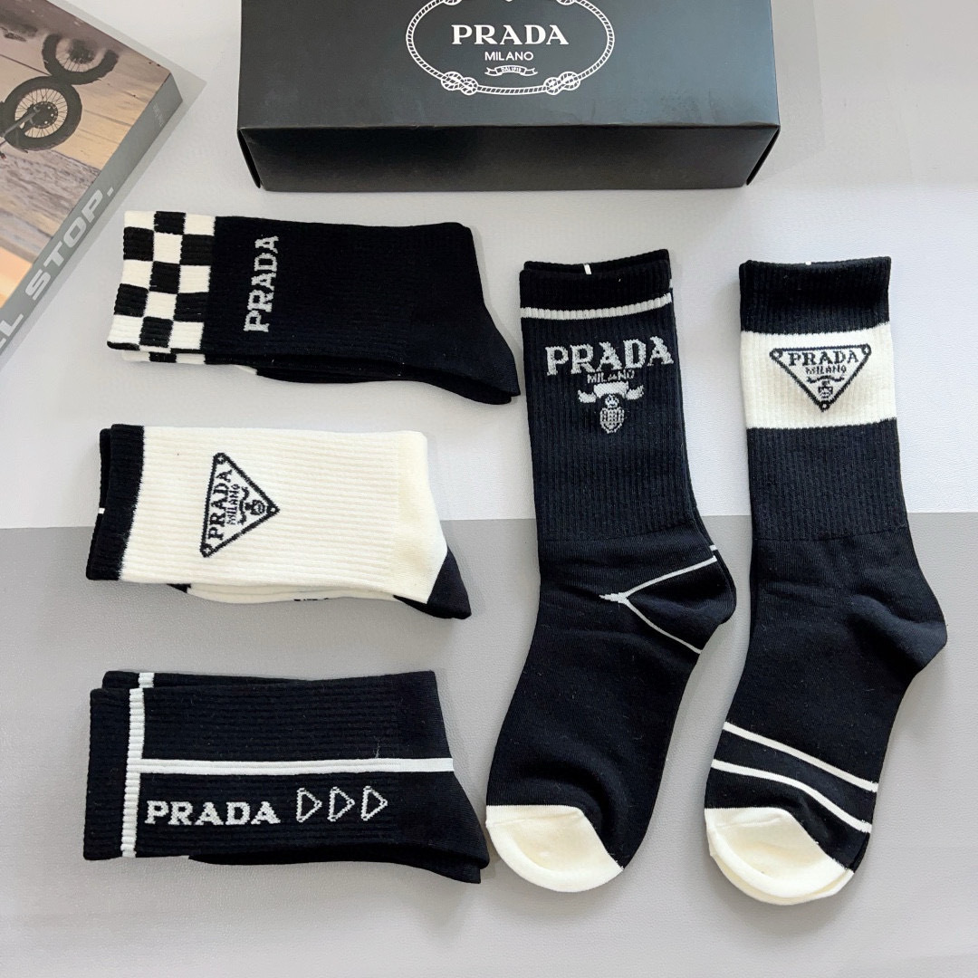 配包装（一盒5双）
PRADA（普拉达） 新款高端纯棉材质长筒袜子！爆款字母专柜同步小腿袜袜，💛大牌出街