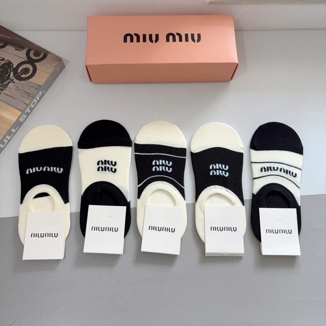 配包装【一盒5双】
miumiu · 缪缪 新款网红袜子 短筒船袜。纯棉材质，轻薄柔软透气，四季通用，欧