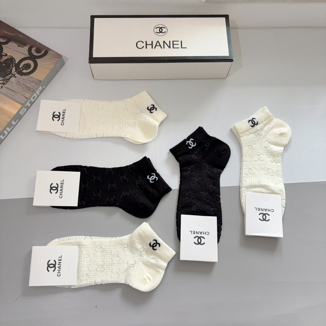 配包装（一盒5双） 
🌟 CHANEL （香奈儿）新款竹棉透气船袜，潮人必备款袜子 超柔软材质，舒适透气