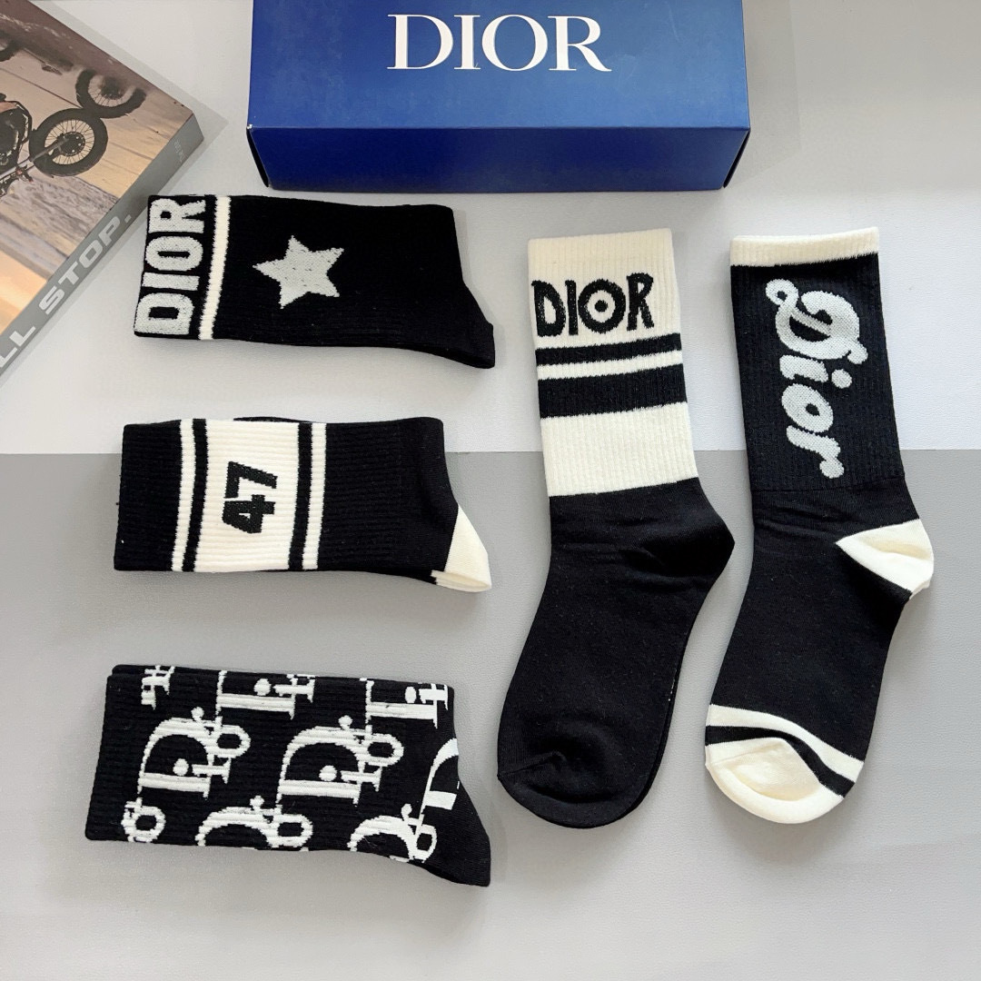 配包装（一盒5双）
Dior 迪奥 新款字母罗口长筒袜子！爆款字母专柜同步长筒袜，💛大牌出街，潮人必备。