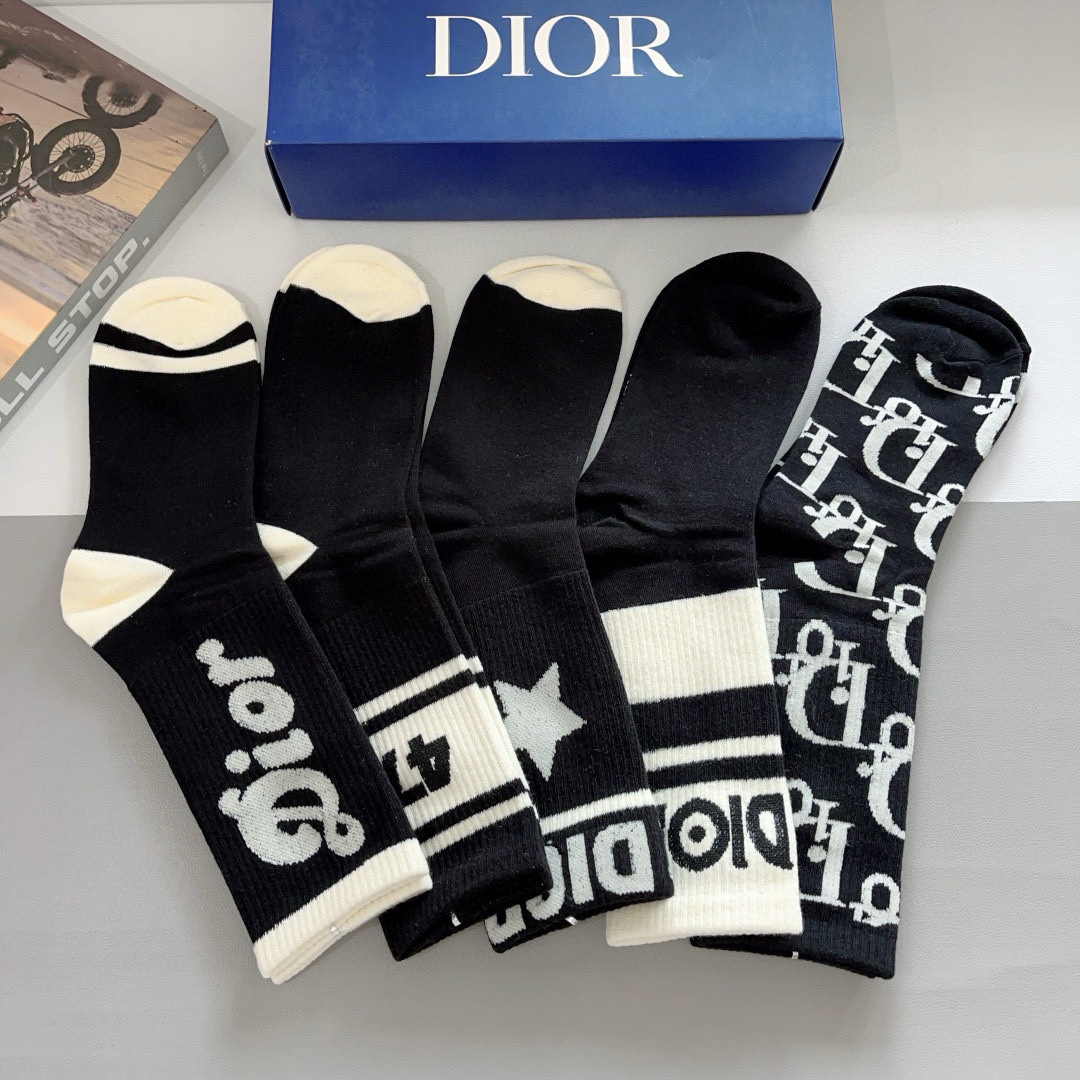 配包装（一盒5双）
Dior 迪奥 新款字母罗口长筒袜子！爆款字母专柜同步长筒袜，💛大牌出街，潮人必备。