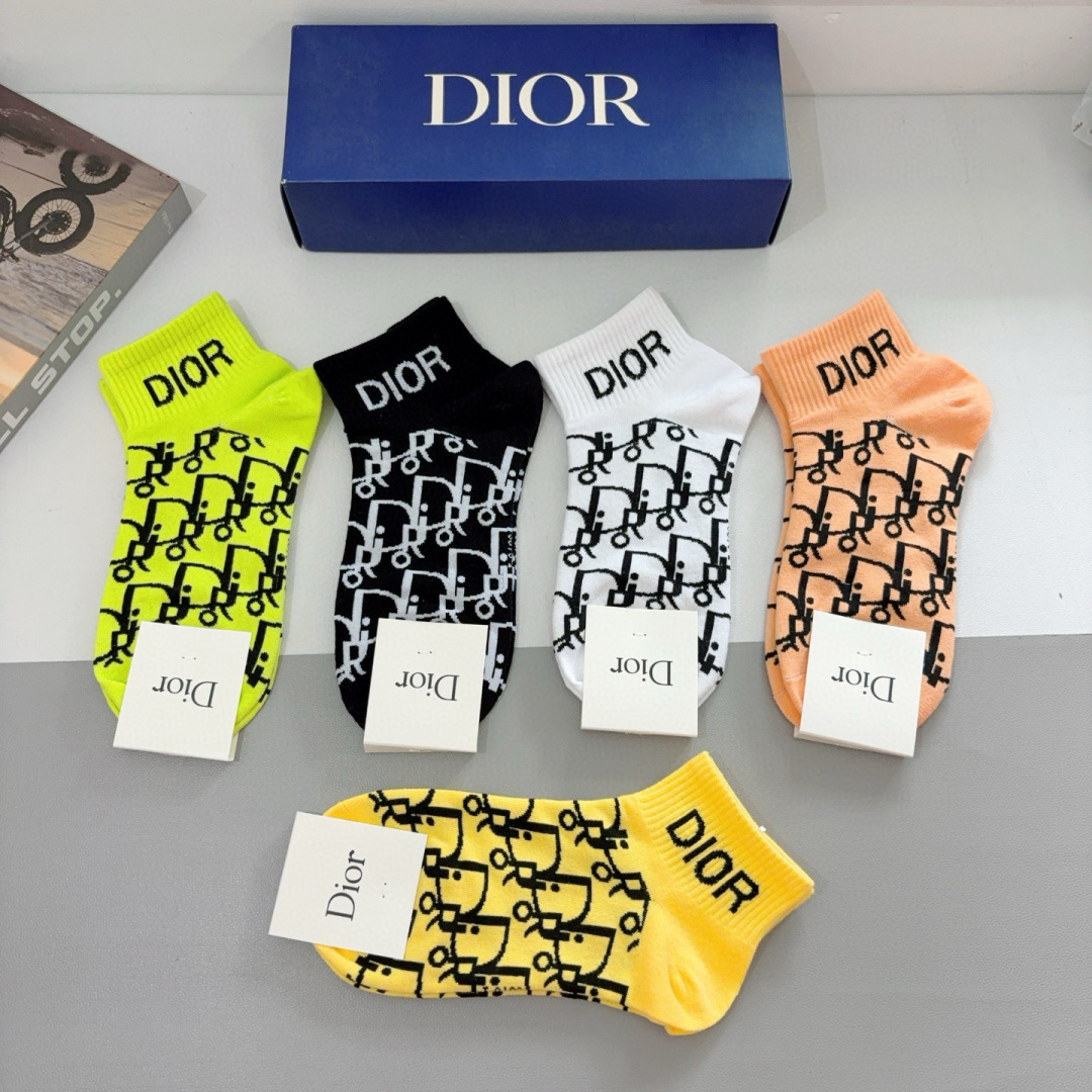配包装（一盒5双） 
Dior 迪奥 新款短筒袜子！纯棉面料，火爆Ｄ图案，专柜同步袜子，💛大牌出街，潮人