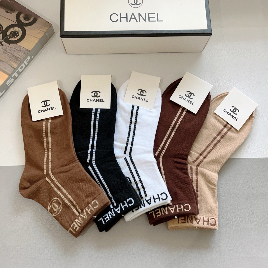 配包装（一盒5双）
CHANEL（香奈儿） 新款高端袜子！爆款字母专柜同步中筒袜，💛大牌出街，潮人必备。