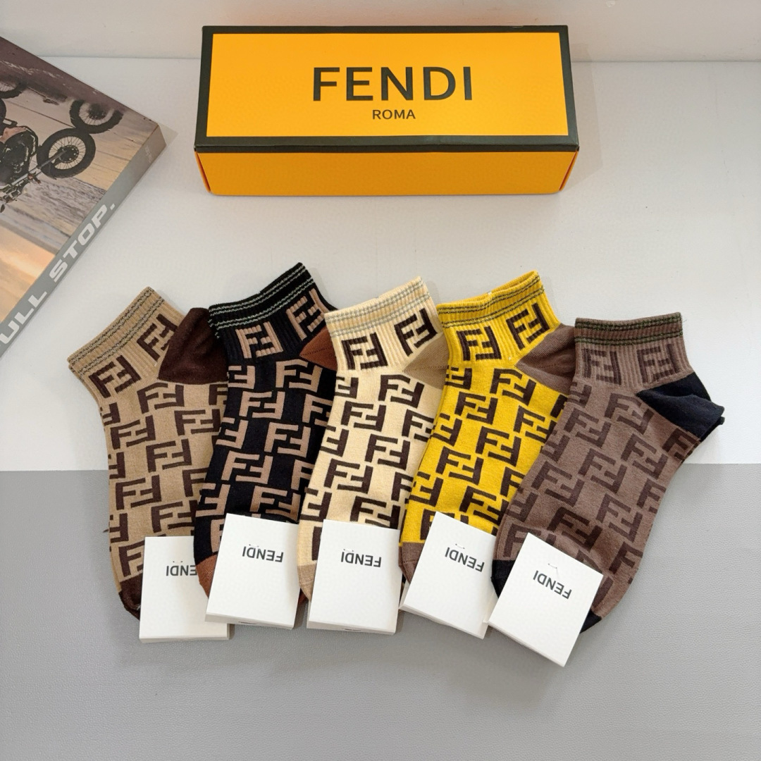 配包装（一盒5双）
FENDI  芬迪 双Ｆ字母经典短筒袜子，💓实用好穿 柔软透气，时尚百搭款，大牌出街